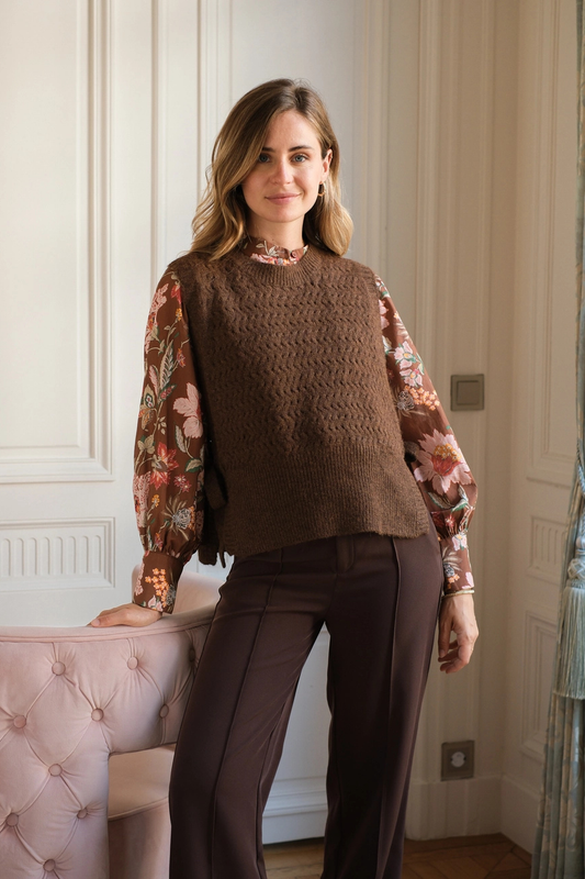 Strickweste mit Bindedetails