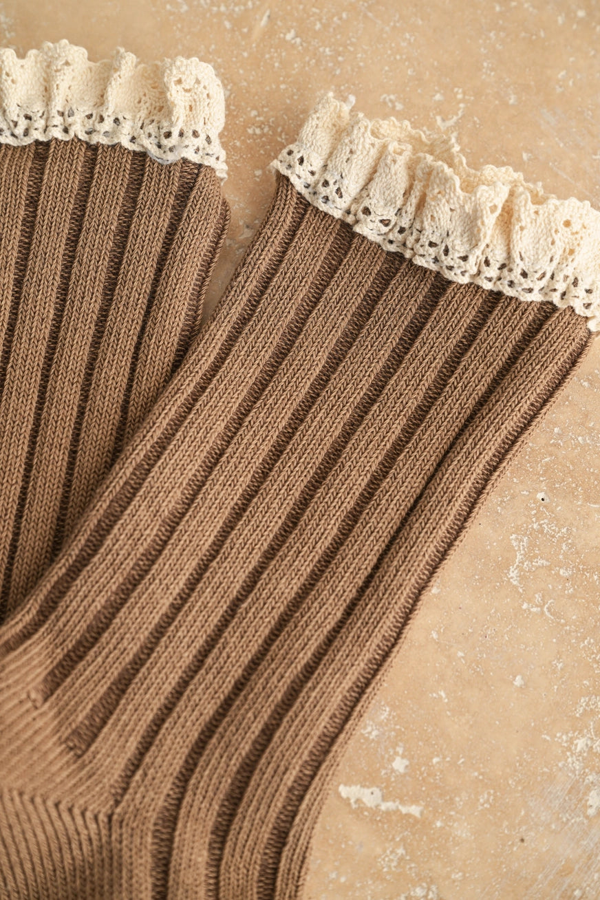 Socken mit Spitzendetails-  Braun