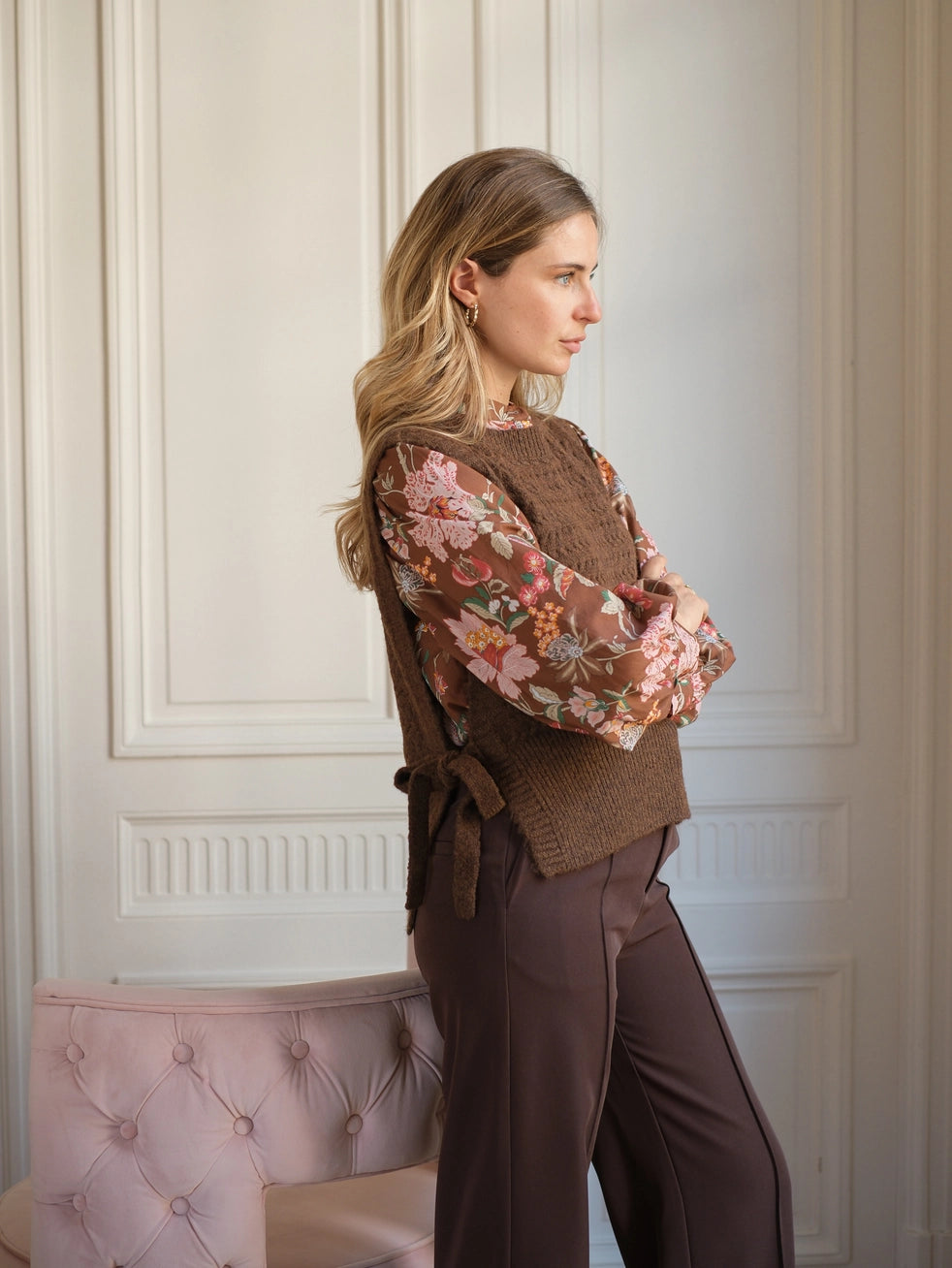 Strickweste mit Bindedetails