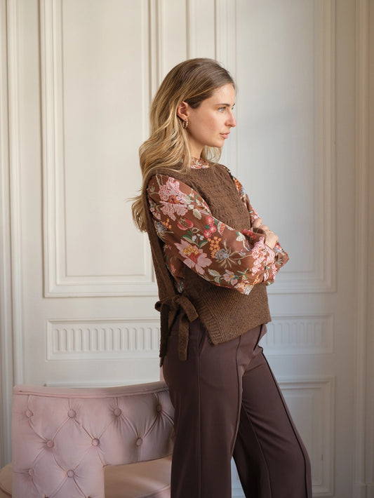 Strickweste mit Bindedetails