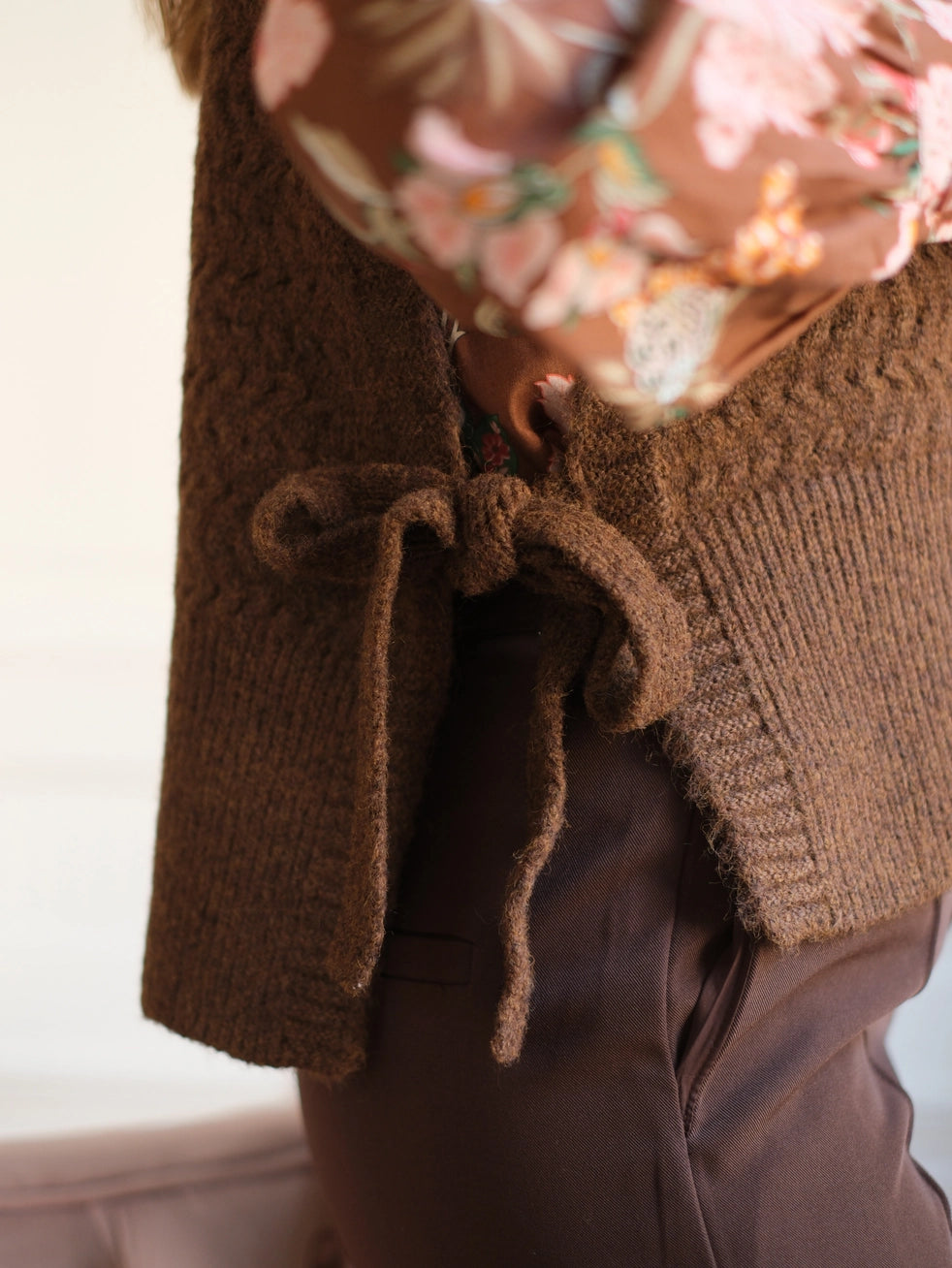 Strickweste mit Bindedetails